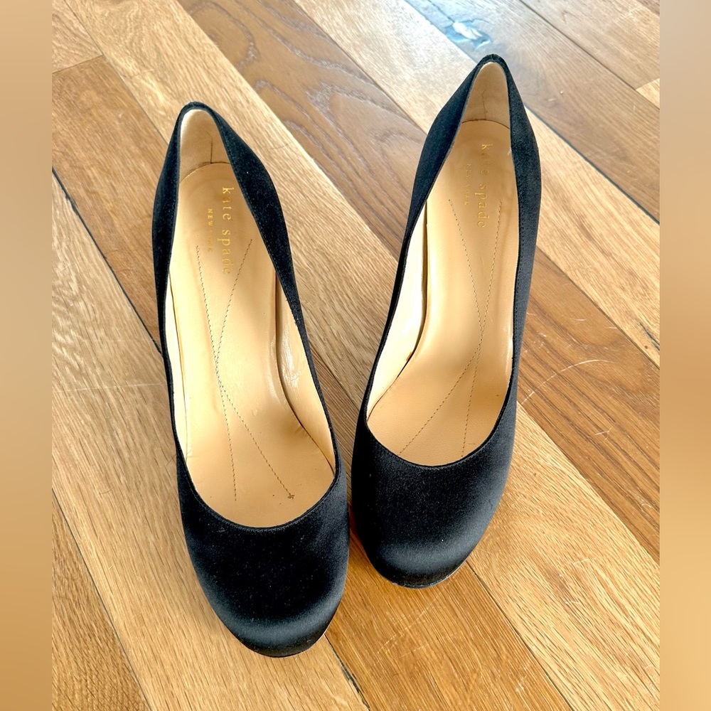 Beautiful like new Kate a spade pumps! Satin black!